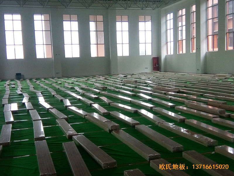 山東濟南歷城區(qū)雪山小學籃球館體育木地板鋪設(shè)案例3