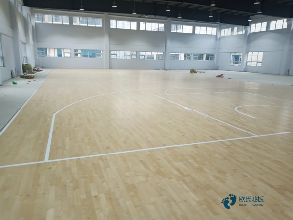 我們只是運(yùn)動木地板的搬運(yùn)工