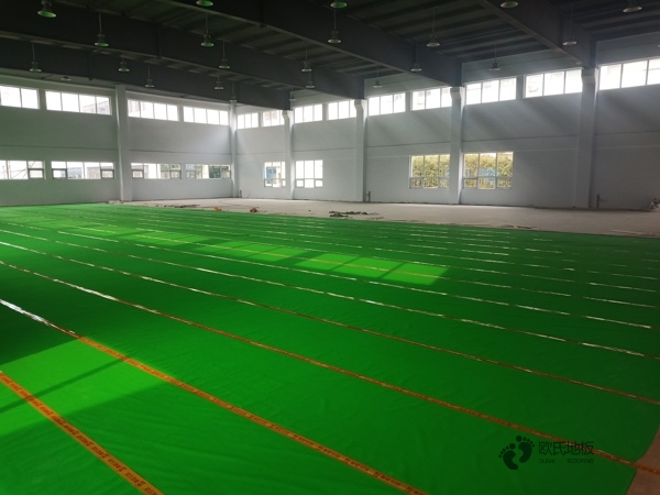 我們只是運(yùn)動木地板的搬運(yùn)工