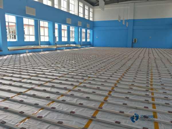 大學(xué)運(yùn)動籃球木地板較低價(jià)格