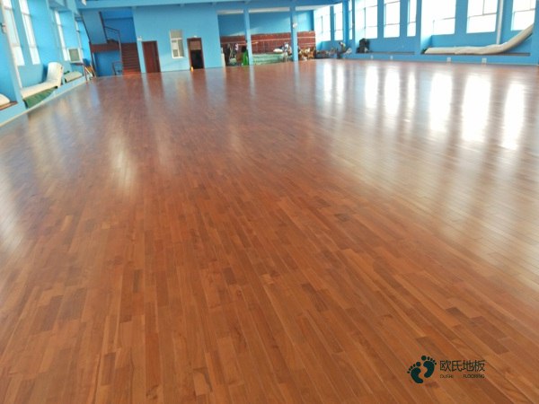 大學(xué)運(yùn)動籃球木地板較低價(jià)格