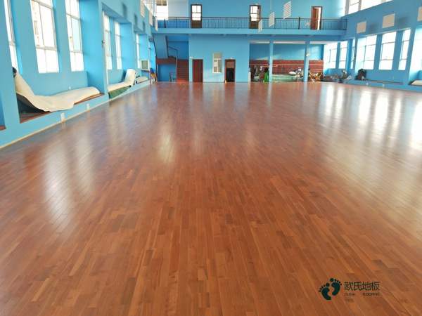 大學(xué)運(yùn)動籃球木地板較低價(jià)格